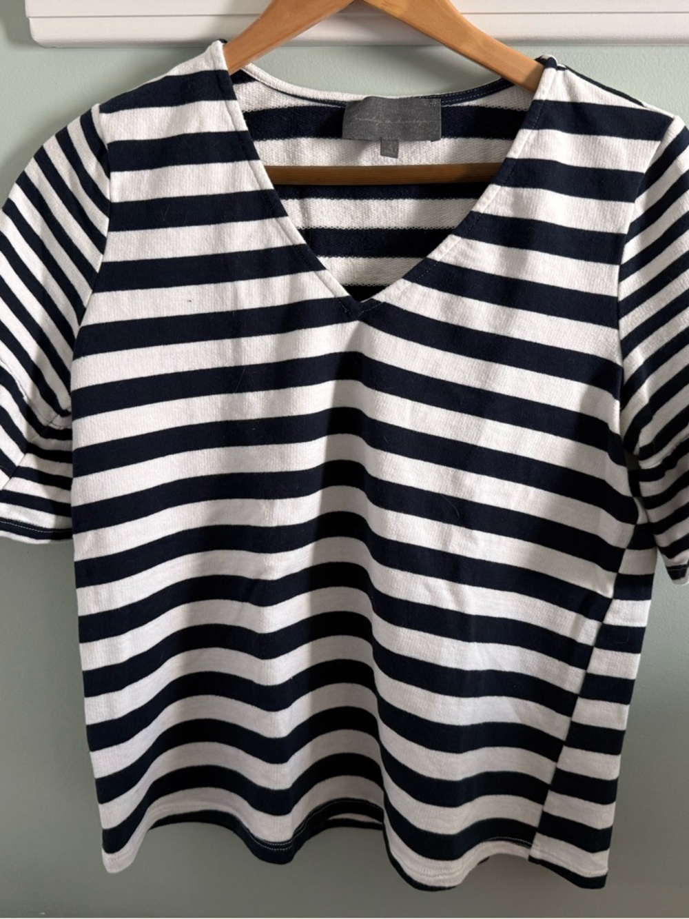 Anthropologie Sunday in Brooklyn Women’s Striped boxy V-Neck Top - Navy & White